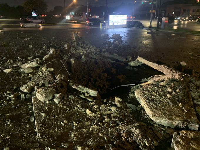 美國加油站暴風(fēng)雨中遭遇雷擊 劈出5米寬大坑